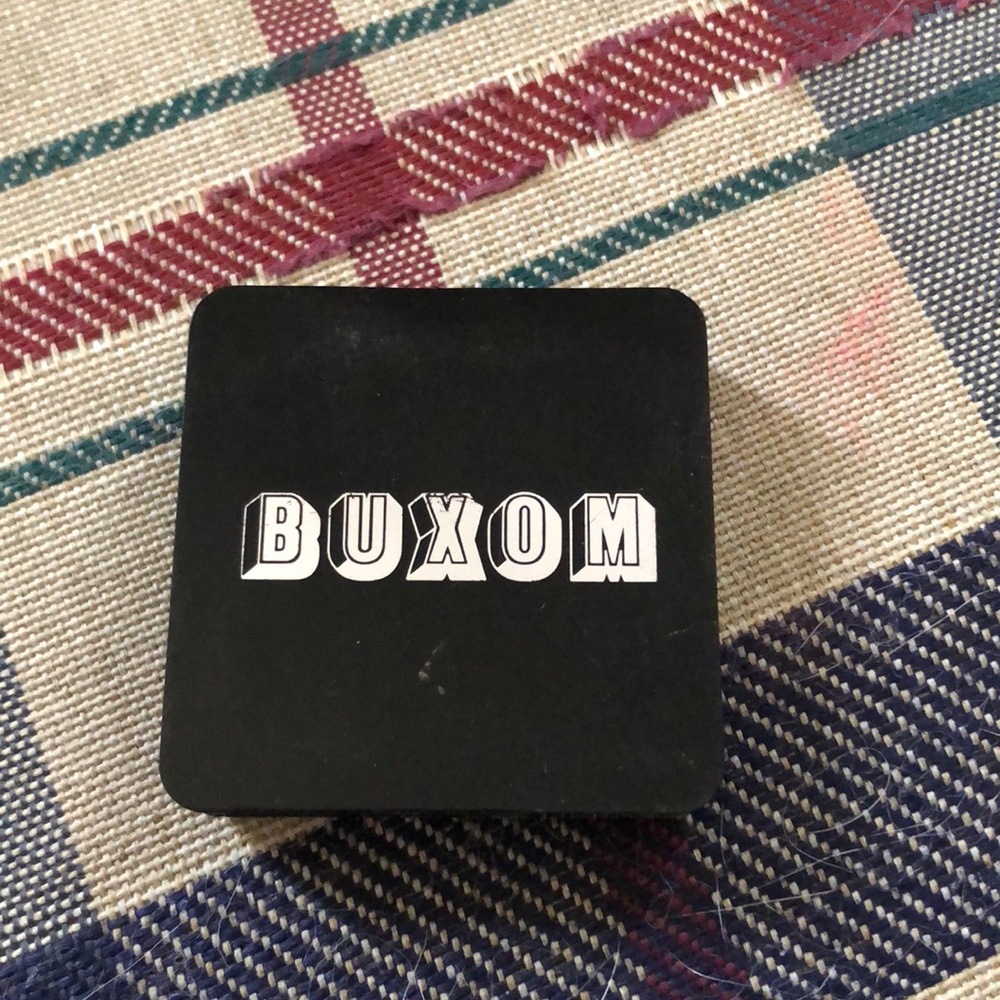 Buxom bronzer